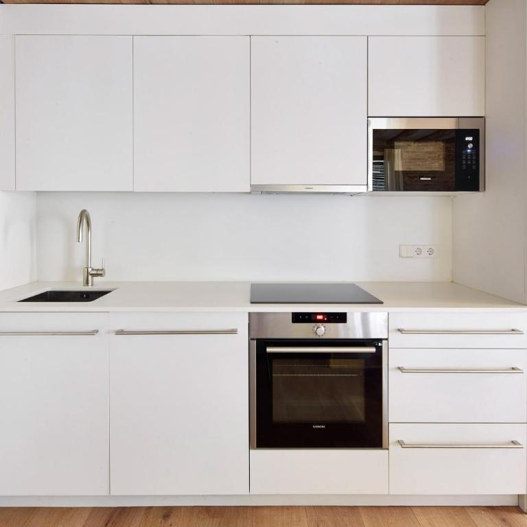Decô Apartments Barcelona-Born Apt. - Three-Bedroom Apartment - 13