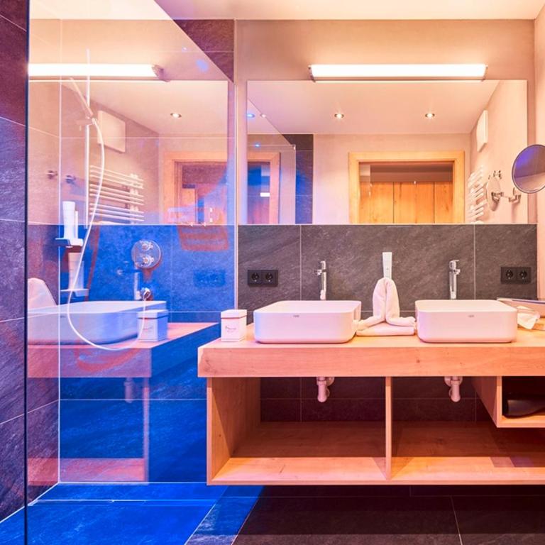 Bauernhof Hotel Oberschwarzach - Großes Doppelzimmer mit Balkon - 2