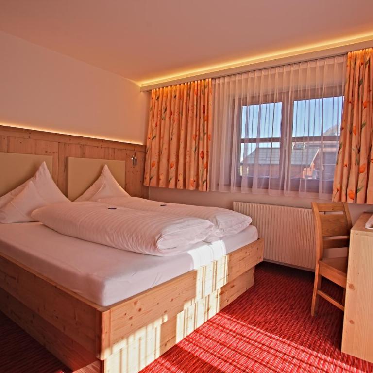 Pension Walserheim - Doppelzimmer mit Badewanne - 1