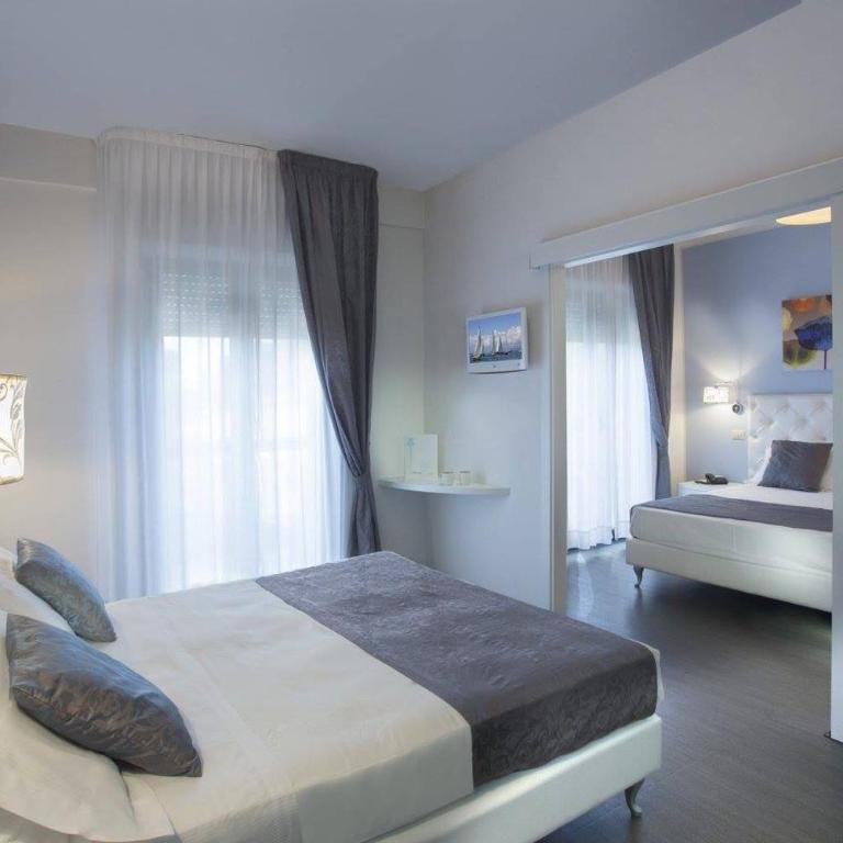 Hotel Ambassador - Deluxe Family Room - 2