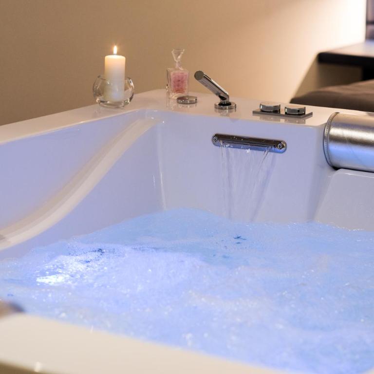 P2 Kevin's Charming Houses - Suite with Spa Bath & Hammam - 11