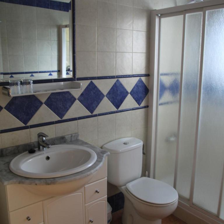 Hostal Ana - Adults Recommended - Habitación Doble con balcón - 2 camas - 2