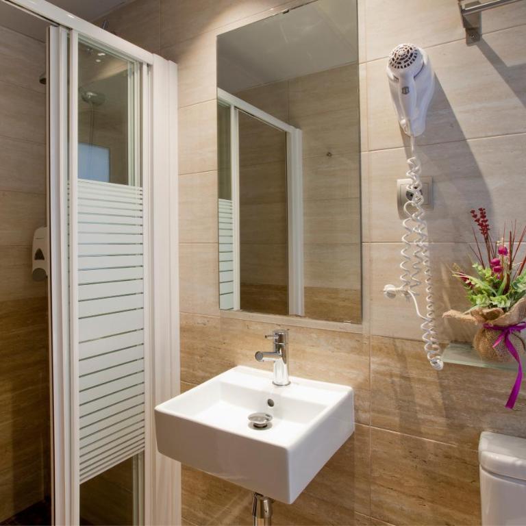 Hostal Barcelona - Triple Room with Private Bathroom - 3