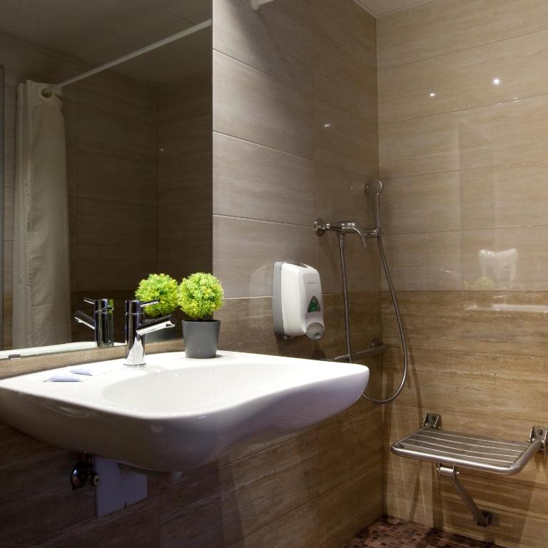 Hostal Barcelona - Triple Room with Private Bathroom - 17