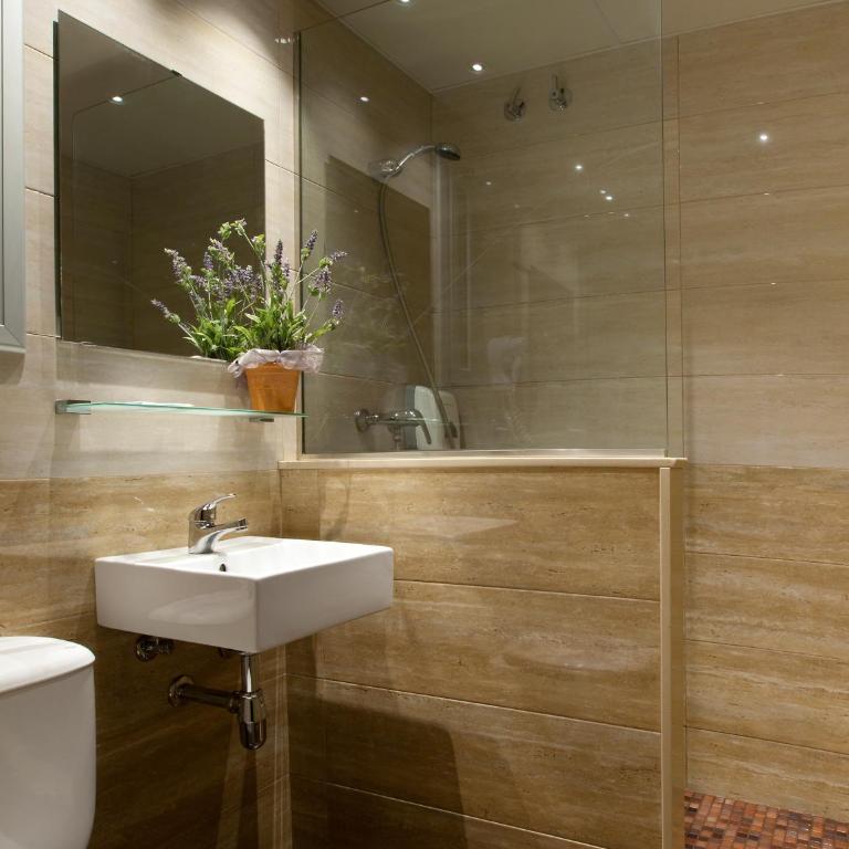 Hostal Barcelona - Triple Room with Private Bathroom - 25