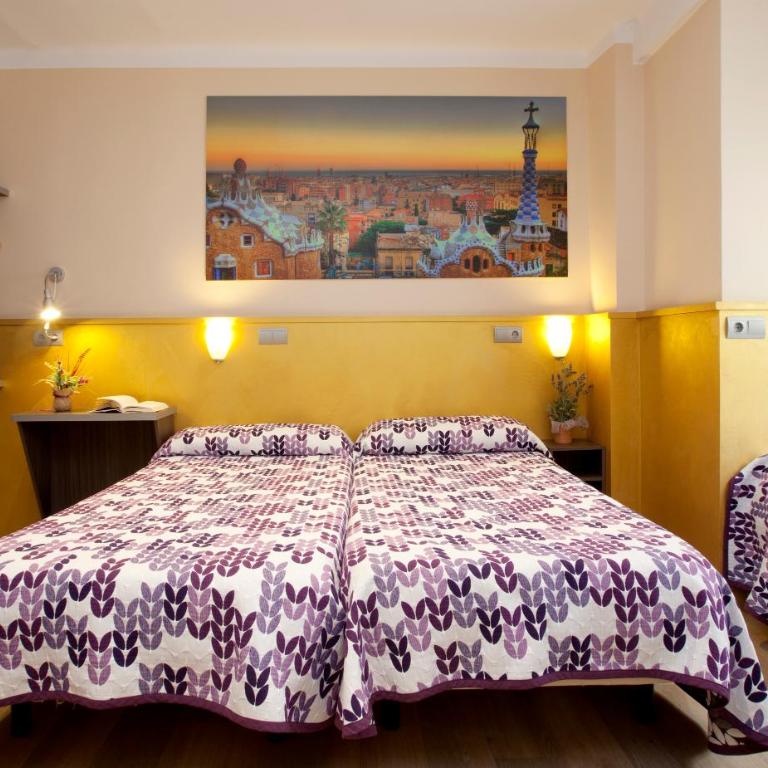 Hostal Barcelona - Triple Room with Private Bathroom - 4