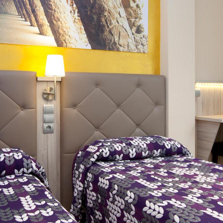 Hostal Barcelona - Double or Twin Room with Private Bathroom - 12