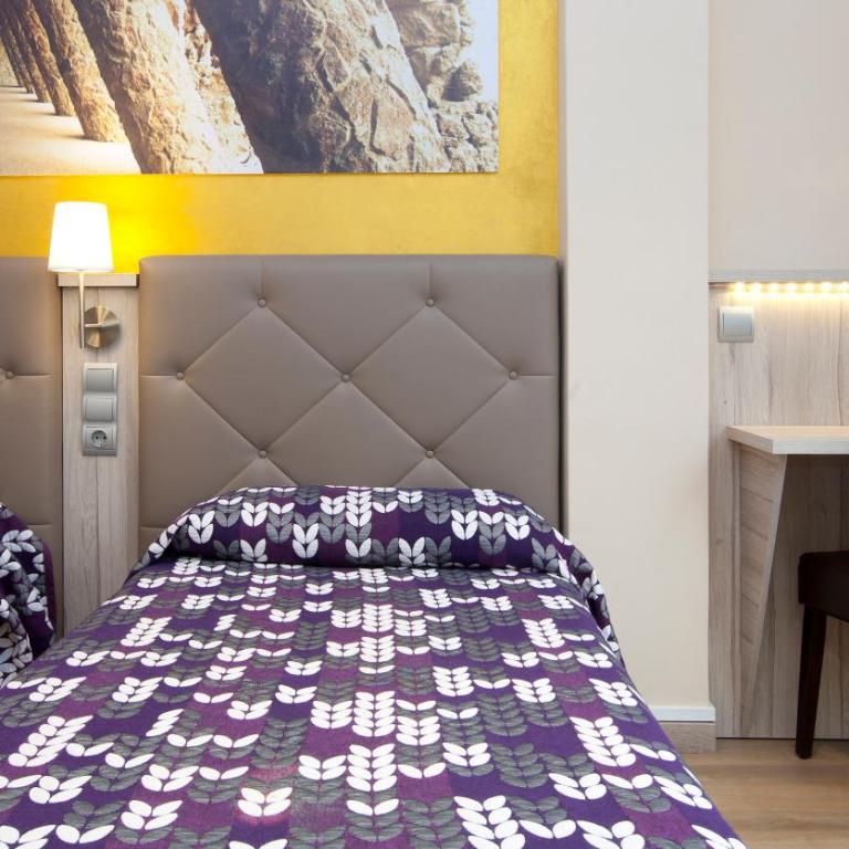 Hostal Barcelona - Double or Twin Room with Private Bathroom - 17
