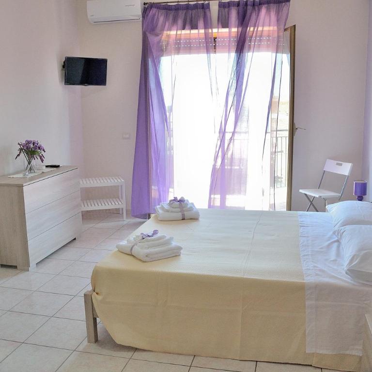 B&B Al Sole di Sicilia - Camera Matrimoniale con Balcone - 9