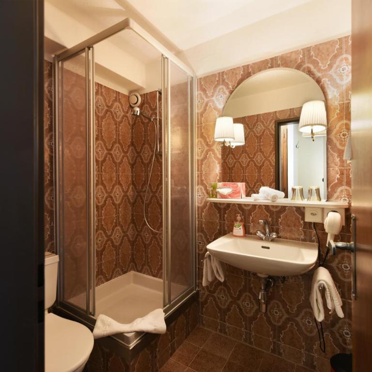 Schlosshotel - Self Check-In Hotel - Dreibettzimmer - 1