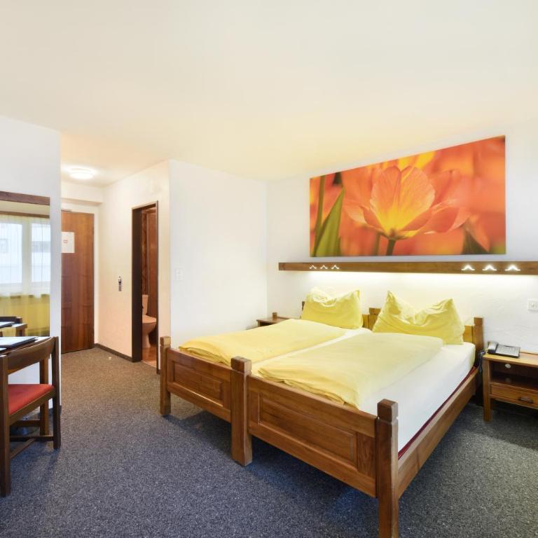 Schlosshotel - Self Check-In Hotel - Dreibettzimmer - 2