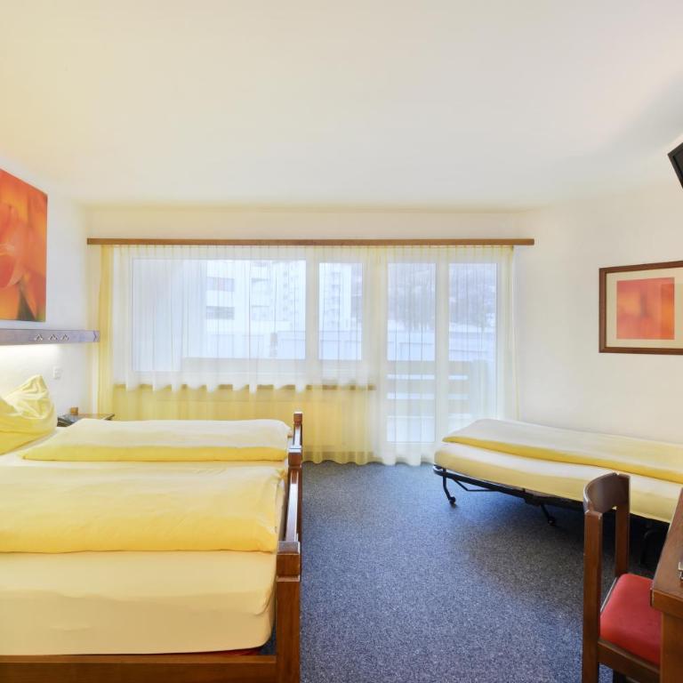 Schlosshotel - Self Check-In Hotel - Dreibettzimmer - 4
