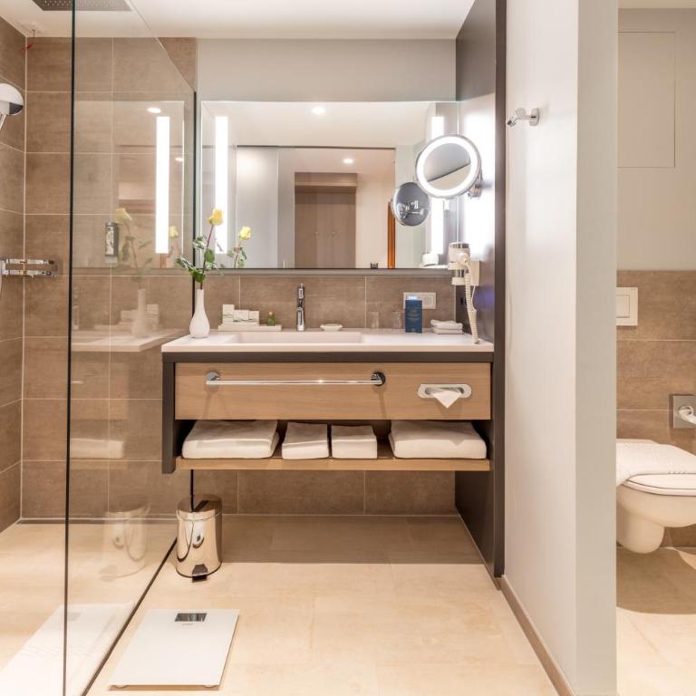 Hotel Warmbaderhof - Doppelzimmer Parkallee mit Parkblick - 3
