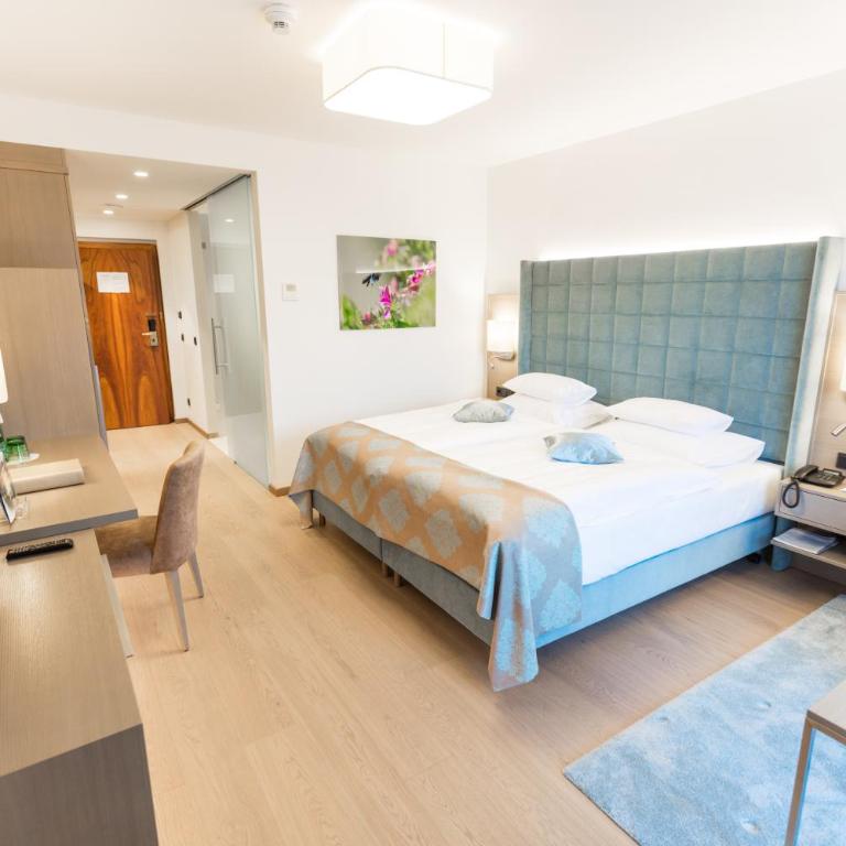 Hotel Warmbaderhof - Doppelzimmer Parkallee mit Parkblick - 2