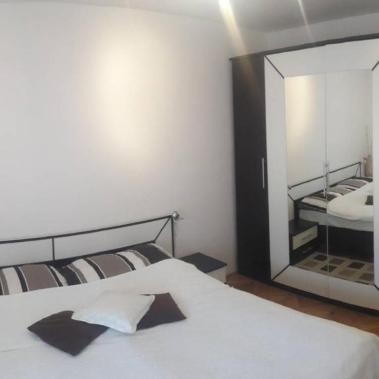 Full View - Double Room with Shared Bathroom - 16