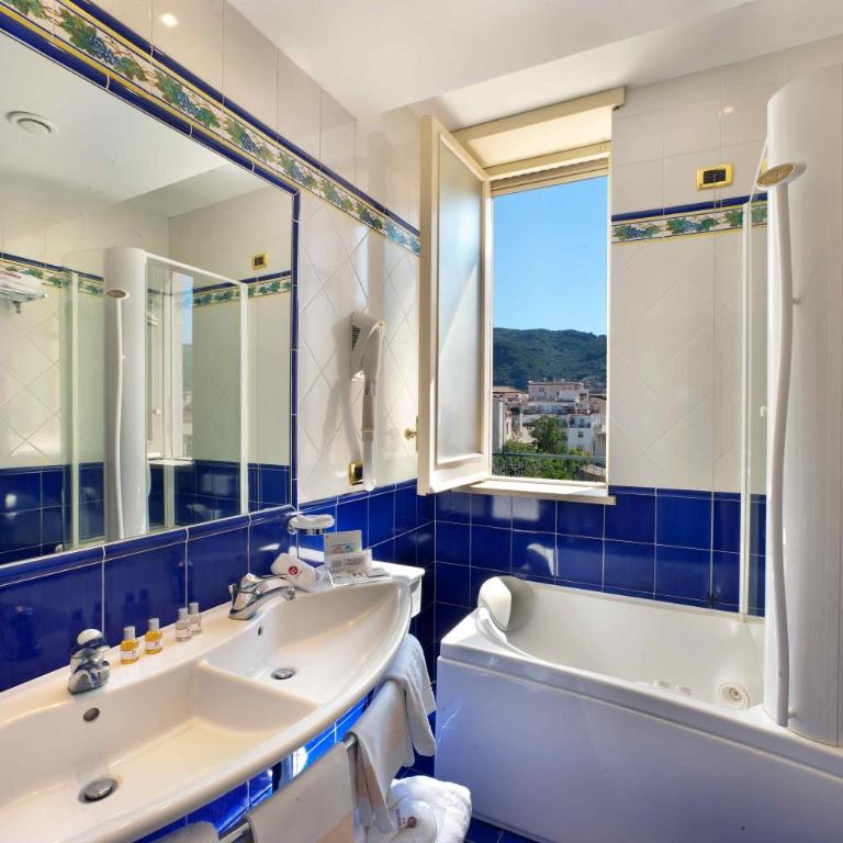 Hotel Continental - Junior Suite with Partial Sea View - 1