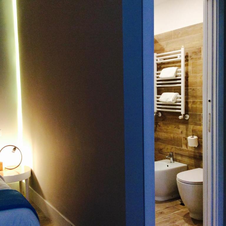 B&B NAPOLI AMORE MIO - Camera Matrimoniale con Bagno Privato e Balcone - 10