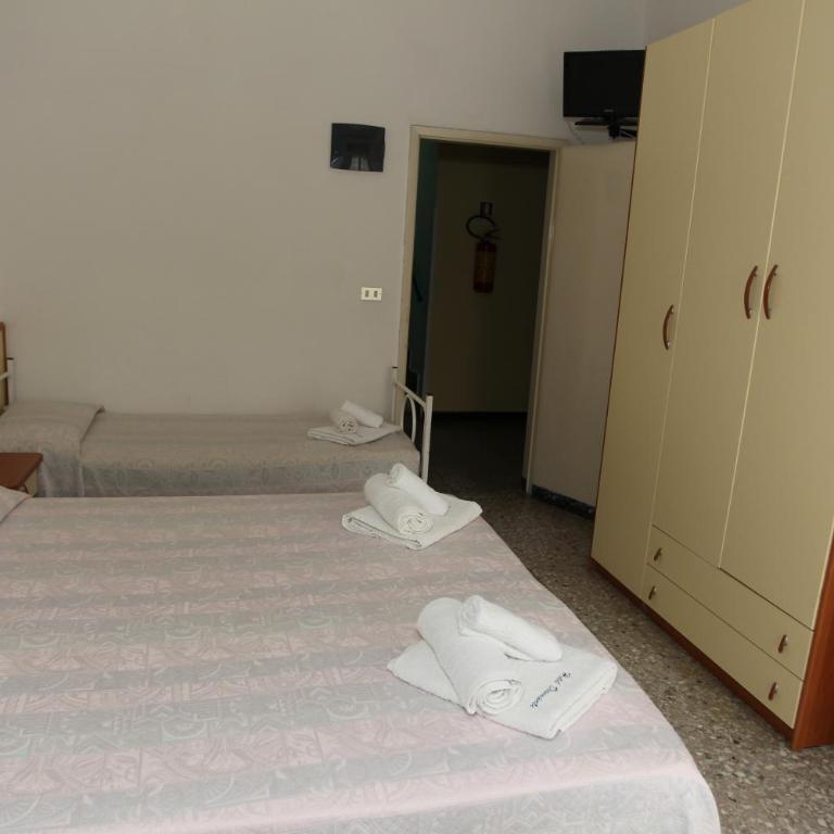 Hotel Diamante COLAZIONE XL PARCHEGGIO GRATIS A 5 CHILOMETRI DA RIMINI FIERA - Camera Tripla con Balcone e Accesso Spiaggia - 1