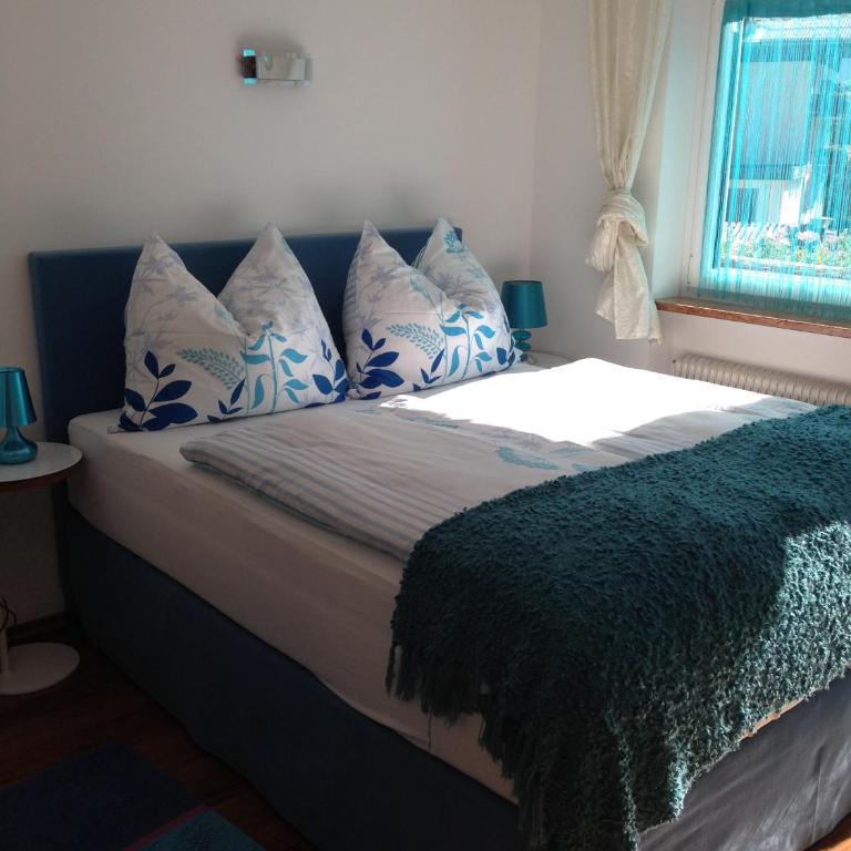Gästehaus Anna - Comfort Dreibettzimmer mit Dusche - 1