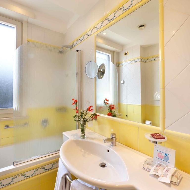 Hotel Continental - Family Room (2 Adults + 2 Children) - 1
