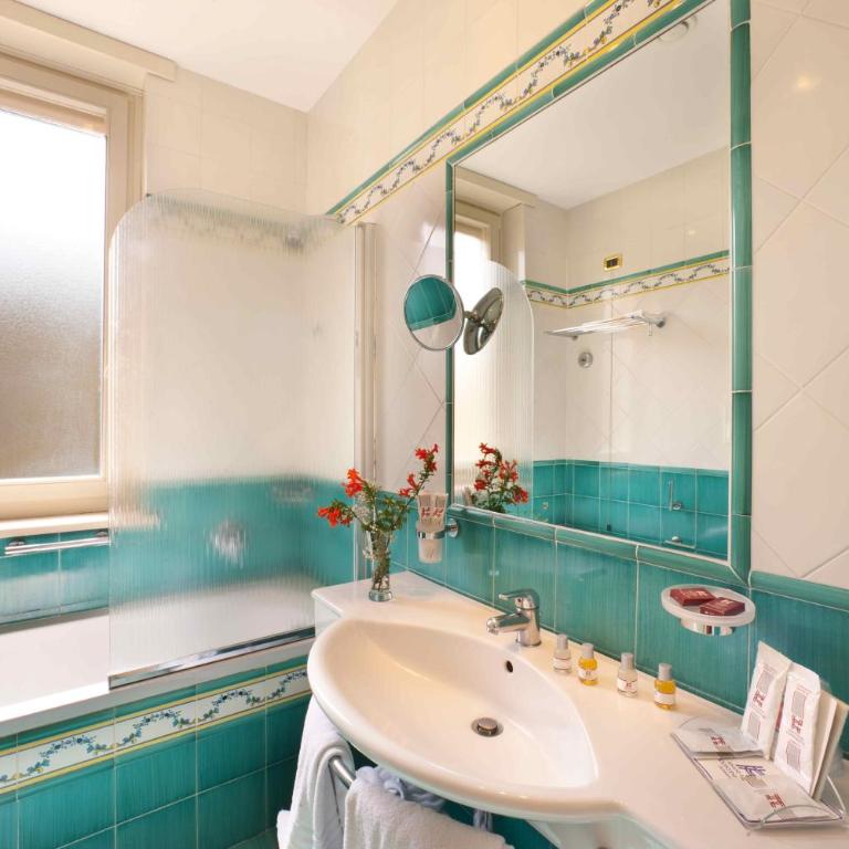 Hotel Continental - Double or Twin Room - 5