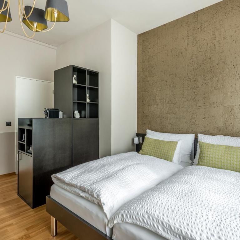 Boutique Hotel KARL - Superior Vierbettzimmer mit Balkon und Flussblick - 3