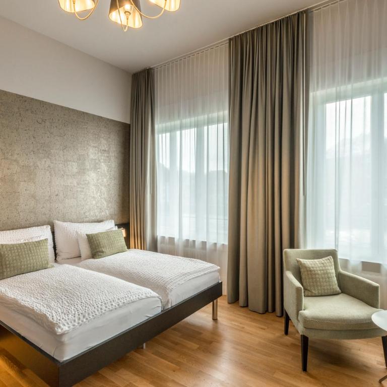 Boutique Hotel KARL - Superior Dreibettzimmer mit Fluss- und Bergblick - 1