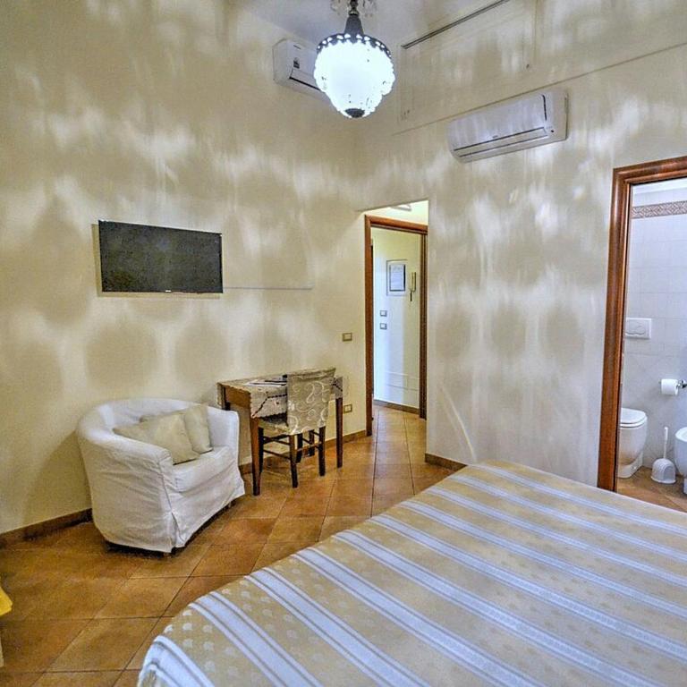 Divina House B&B - Camera Matrimoniale con Balcone - 9
