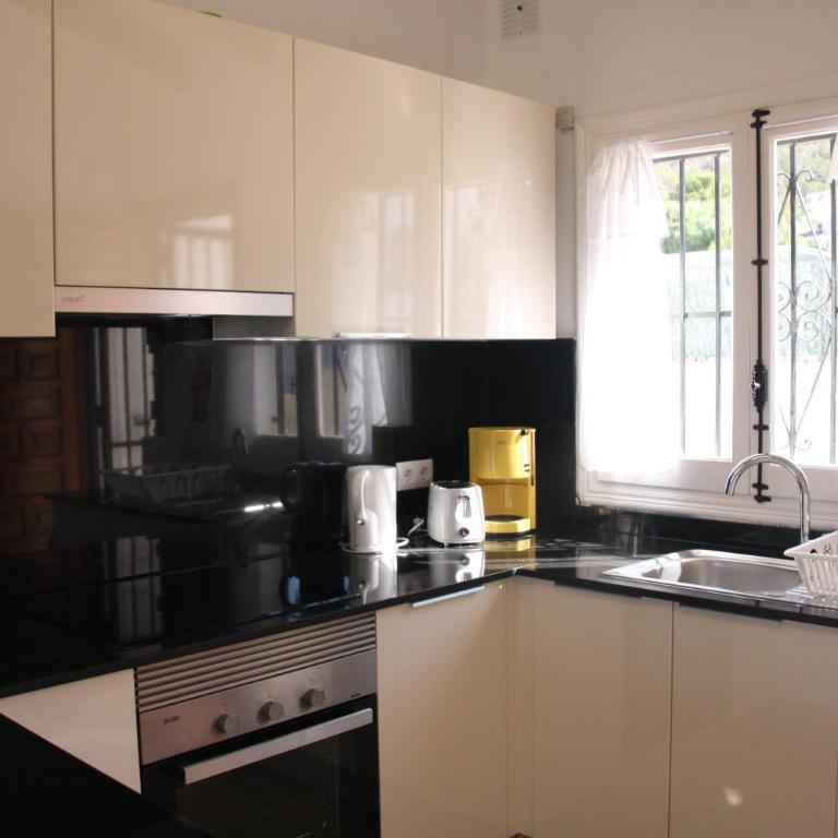 Vista Bahia II Apartments- top floor with balcony views & ground floor with garden and BBQ - Apartment with Sea View - 15