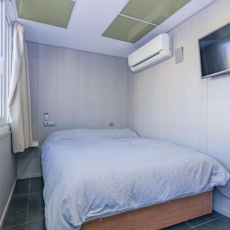 Carihuela Beach Apartamentos - Small Studio with street view - 4