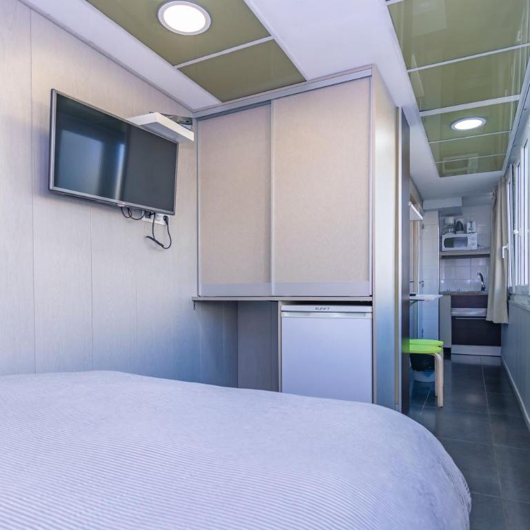 Carihuela Beach Apartamentos - Small Studio with street view - 2