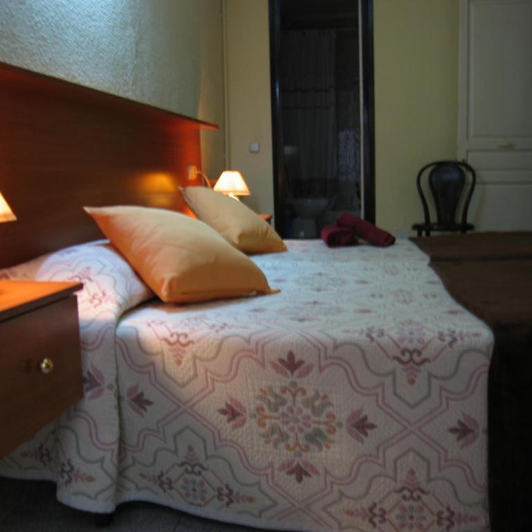 PENSIÓN Colmenero - Twin Room with Private Bathroom - 4