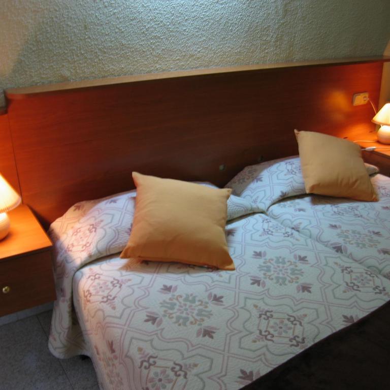 PENSIÓN Colmenero - Twin Room with Private Bathroom - 3