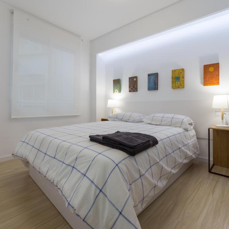 Valencia Just in the Middle - Apartment with Balcony - 10