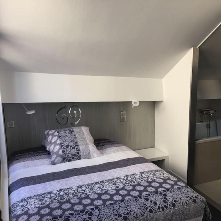 Le Cocon De Notre Dame - Four-Bedroom Loft Apartment with Sauna - 23