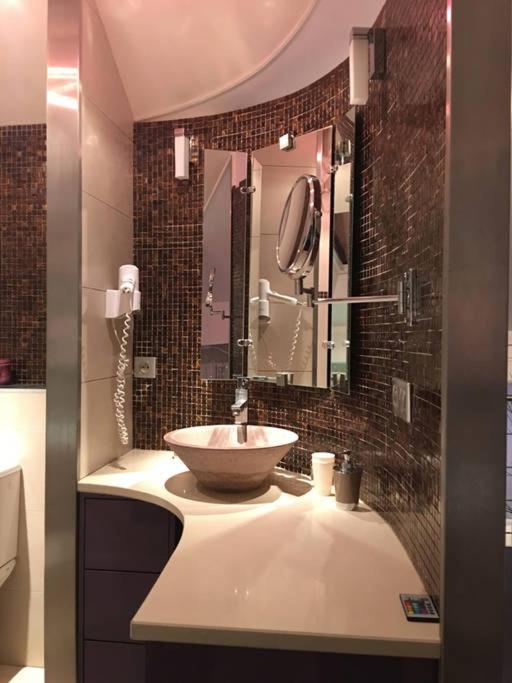 Le Cocon De Notre Dame - Four-Bedroom Loft Apartment with Sauna - 21
