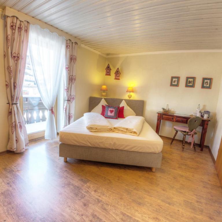 Dreimäderlhaus - Das vegetarische Boutique Hotel - Standard Doppelzimmer mit Balkon und Straßenblick - 6