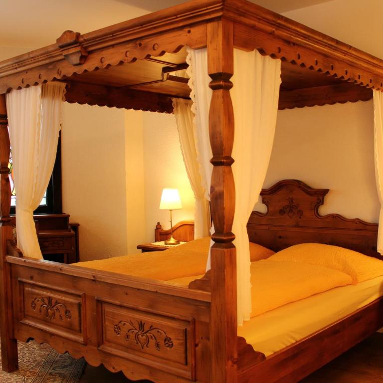 Hotel Sonnenhof - Doppelzimmer mit Himmelbett - 2