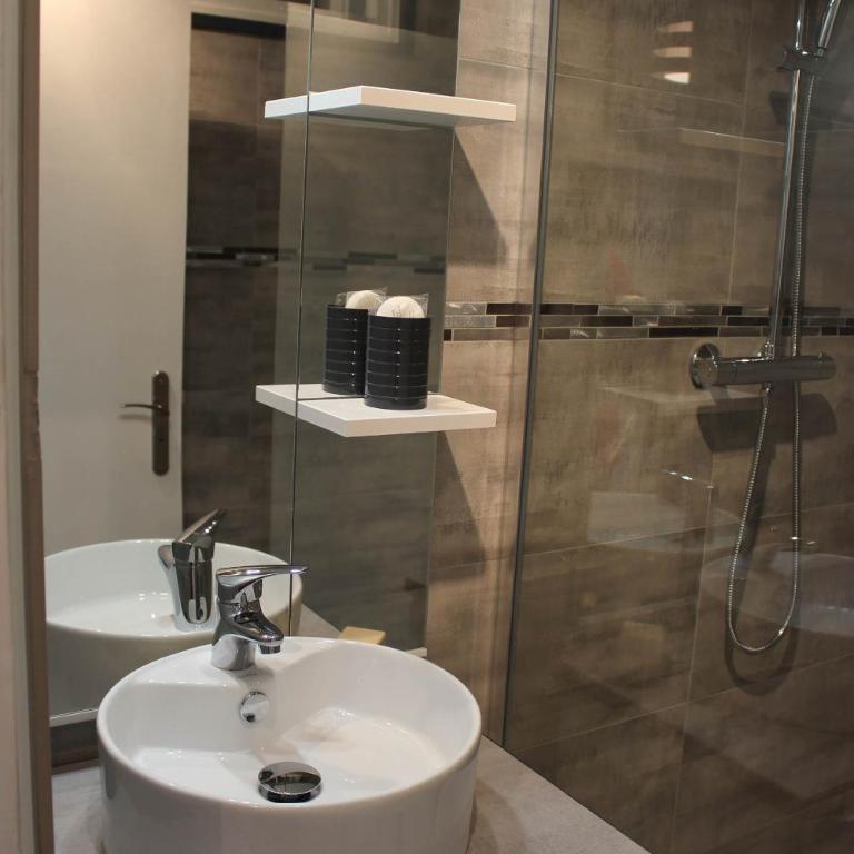 Appartement Quai Ouest, vue entrée port, Stationnement gratuit, Lits faits pour votre arrivée, serviettes de toilettes fournies - Appartement - 13