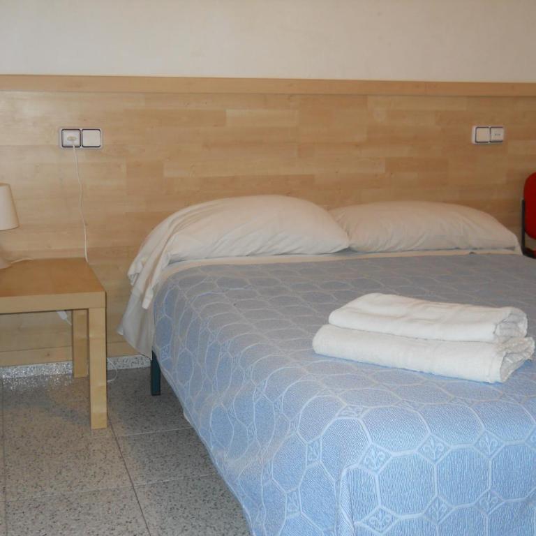 Hostal River - Double or Twin Room with Shared Bathroom - 8