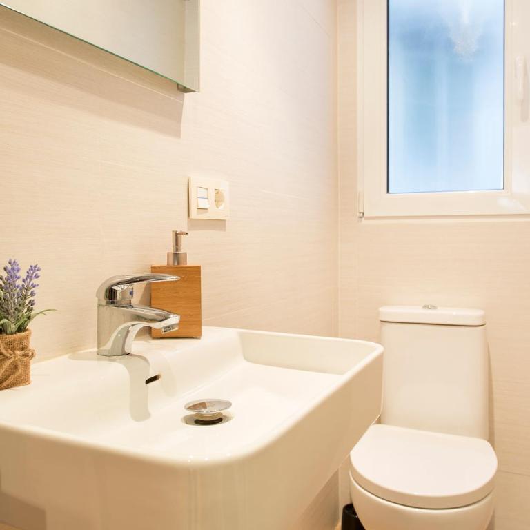 Granada Home Centro - Three-Bedroom Apartment (C) - 14