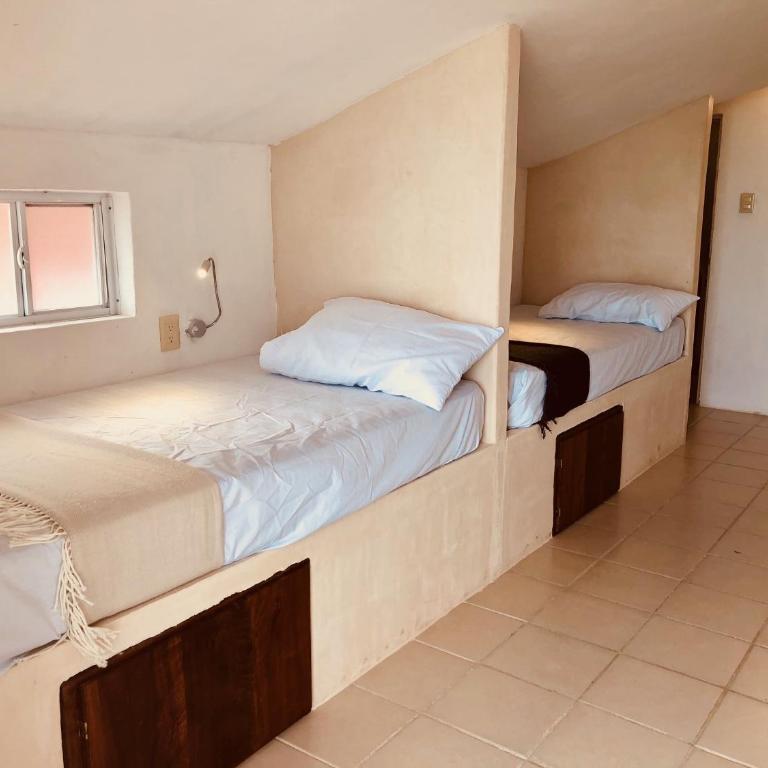 Hotel CasaBakal - A pie de Laguna - Bacalar - Habitación Cuádruple con vistas al lago - 4 camas individuales - 2