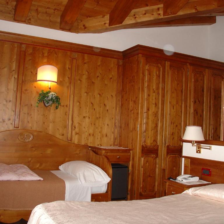 Hotel Columbia & Spa - Camera Tripla Standard con Balcone e Vista - 7