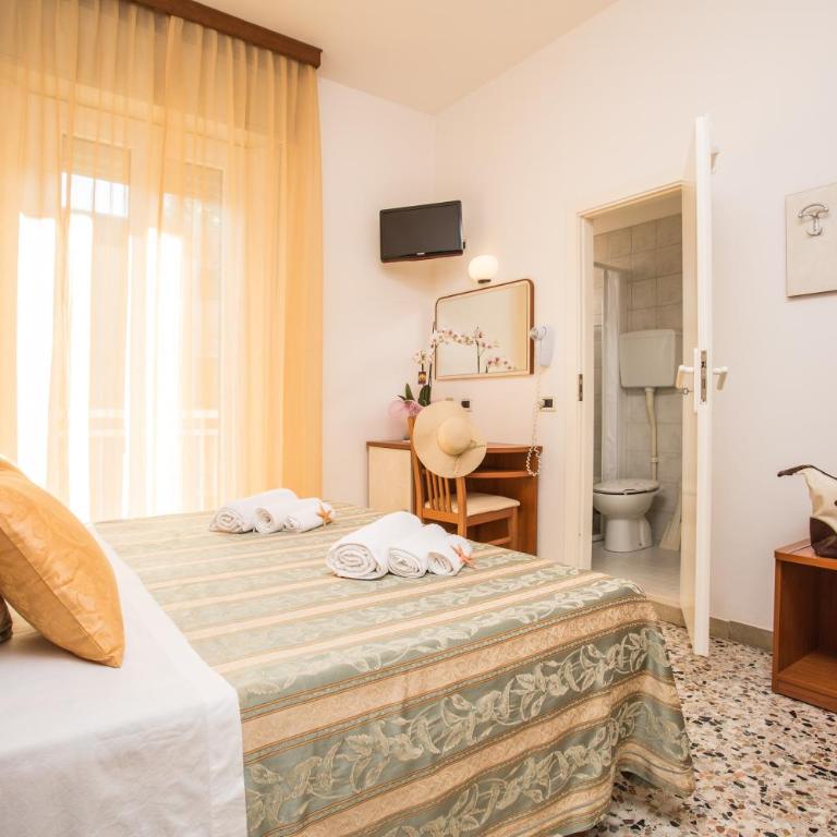 Hotel Oregon - Family Room (2 Adults + 2 Children) with Balcony - 2