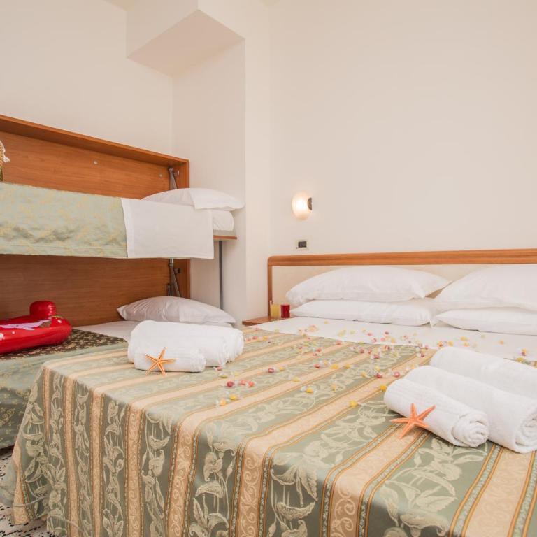 Hotel Oregon - Triple Room (2 Adults + 1 Child) with Balcony - 1