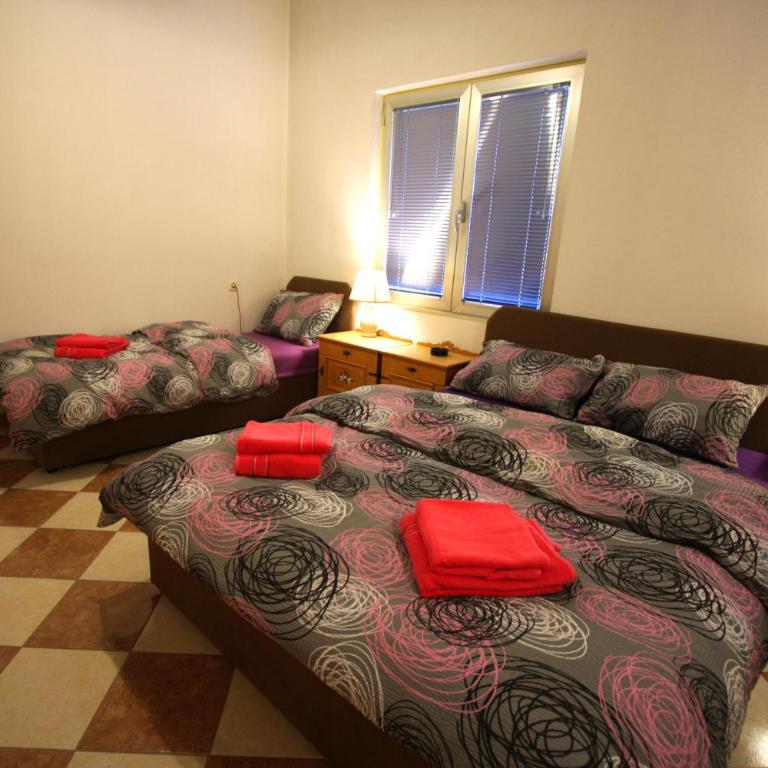 Hostel Topić - Dvokrevetna Soba sa Zasebnim Krevetima i Zajedničkim Kupatilom - 3