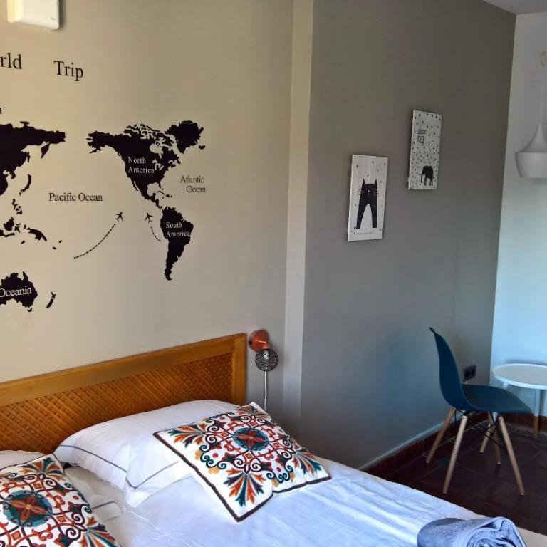 Oasis Backpackers' Hostel Granada - Double Room with Balcony - 6