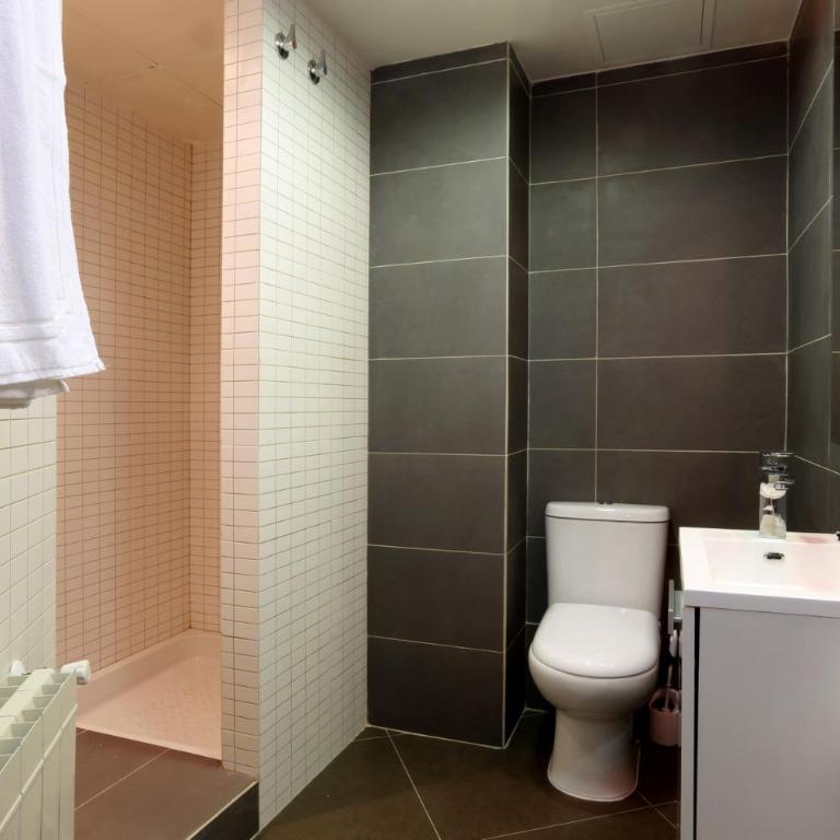 Reino de Valencia Apartments - Three-Bedroom Apartment - 34