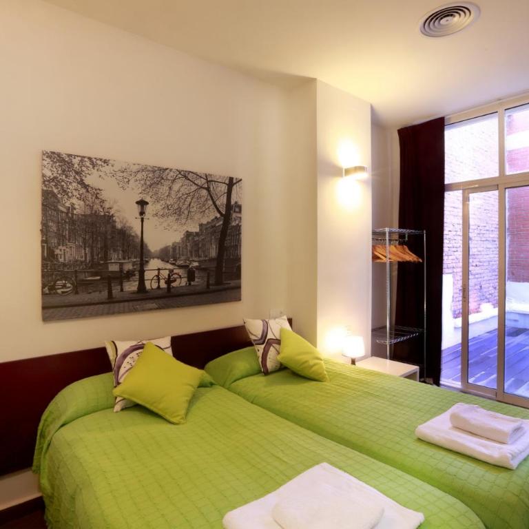 Reino de Valencia Apartments - Three-Bedroom Apartment - 12