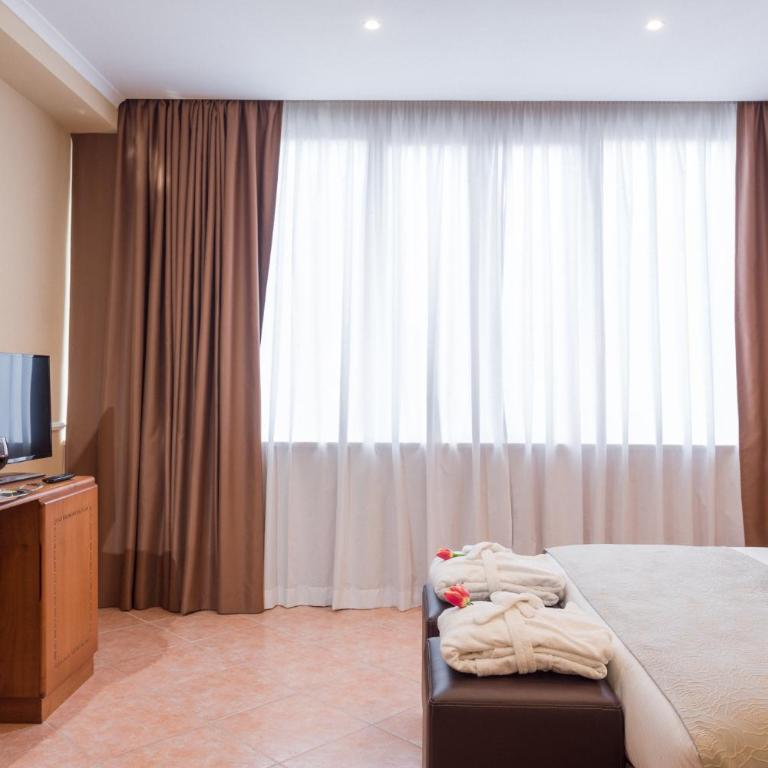 Raeli Hotel Lux - Camera Matrimoniale Superior con Vista Città - 4